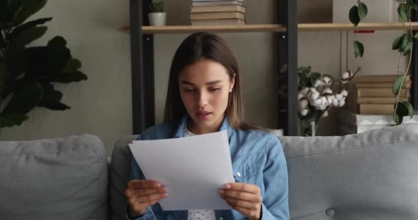 Mujer sentarse interior leer grandes noticias en la carta se siente feliz — Vídeo de stock