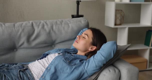 Jovem mulher relaxante no sofá respiração ar fresco desfrutar de serenidade — Vídeo de Stock
