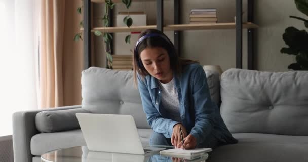 Mujer empezar vídeo llamada saludo en línea tutor estudiando toma notas — Vídeos de Stock