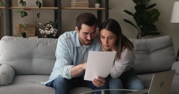 Pareja leyó carta con increíble sensación de noticia emocionado celebrar el éxito — Vídeo de stock