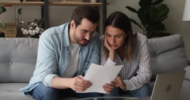 Manželé číst nájemní smlouvu diskutovat o podmínkách — Stock video