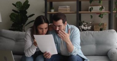 Yasal belgelerde kötü haber okuyan genç bir çift.