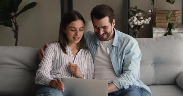 Cuplu îndrăgostit folosind laptopul discută despre cumpărare pe webstore — Videoclip de stoc
