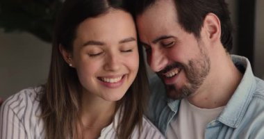 Kaygısız, birbirine aşık güzel bir çiftin yüzlerini kapatın.