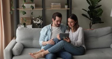 Ev dekorasyonu için evde dinlenen çift tablet kullanıyor.