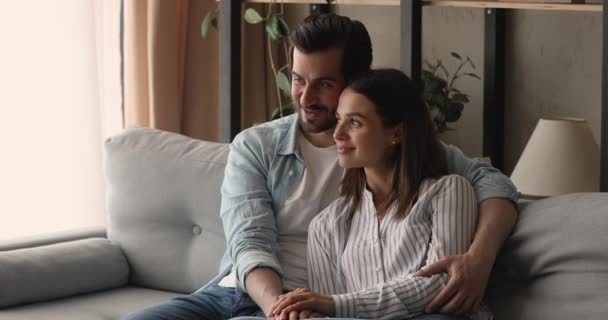 Relaxado casal apaixonado falando descansando no sofá em casa — Vídeo de Stock