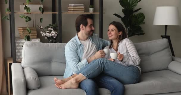 Casal relaxante no sofá desfrutar de conversa e café da manhã — Vídeo de Stock