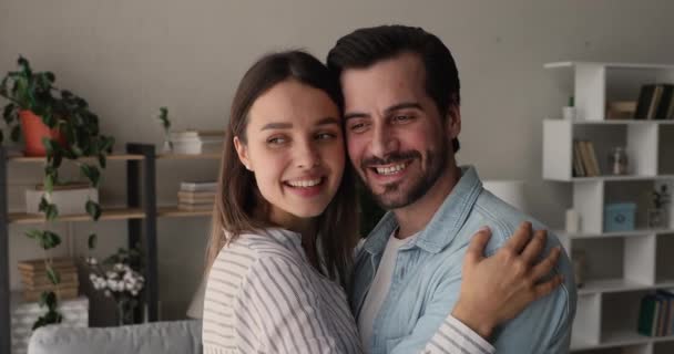 Pareja enamorada abrazándose posando en la sala de estar — Vídeos de Stock