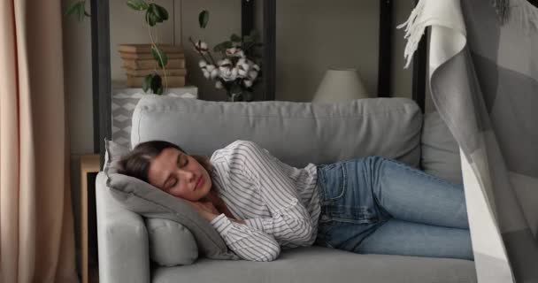 Догляд за чоловіком прикриває сплячу красиву дружину з затишним пледом — стокове відео
