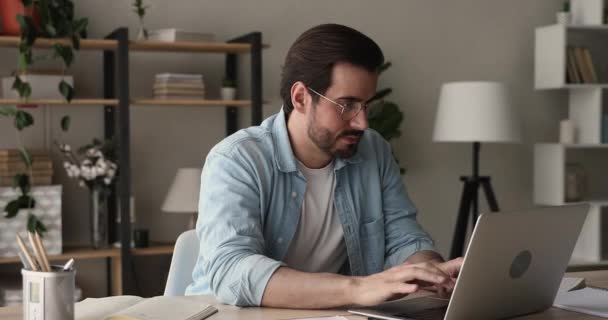 Jovem homem feliz usando laptop receber notificação com ótimas notícias — Vídeo de Stock