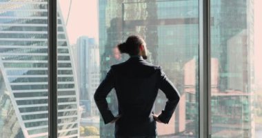 Arka plan başarılı Afrikalı işadamı pencereden şehre bakıyor