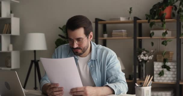 Homme assis à l'intérieur lire de bonnes nouvelles dans la lettre se sent heureux — Video