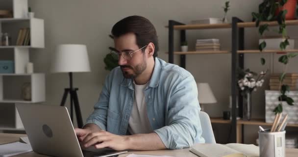 Hombre sentarse en el escritorio se siente molesto tener problemas con el ordenador portátil — Vídeo de stock