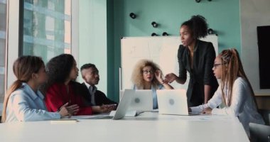 Grup toplantısı sırasında ofis yönetim kurulu başkanının proje konuşması