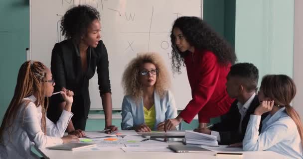 非洲项目领导人和团队头脑风暴聚集在办公室会议室 — 图库视频影像