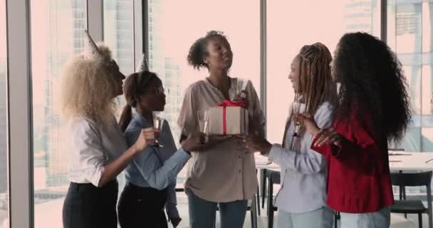 Four women colleagues congratulate female African workmate birthday at workplace — Stock Video