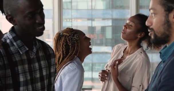 African Mixed-race medewerkers praten op kantoor hal tijdens de pauze — Stockvideo