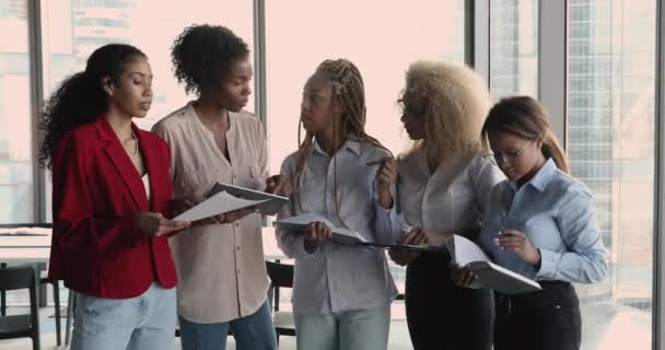 Des femmes d'affaires africaines métisses participent à une réunion de groupe au bureau — Video