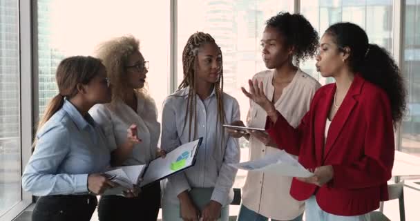 Confident African businesswomen attend at group meeting in modern office — Stock Video