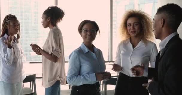 Různí afričtí podnikatelé komunikující na přestávce v kanceláři zasedací místnosti — Stock video