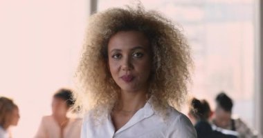 Kafasından vurulan Afrikalı karma ırk işkadını pozu