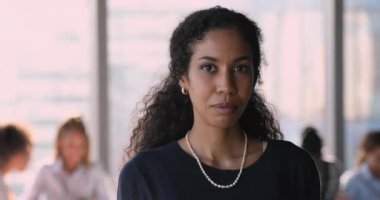 Afrikalı etnik köken şirketinin patronunun portresi.