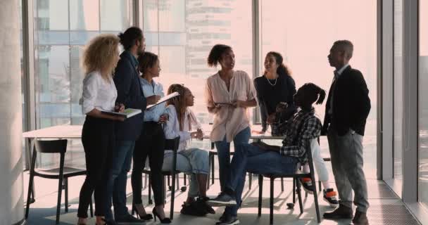 Afrikai csapattársak beszélgetnek az informális találkozón eligazítás a modern irodában — Stock videók