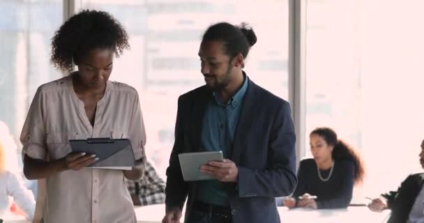 Afrikaanse collega 's in gesprek tijdens briefing in bestuurskamer — Stockvideo