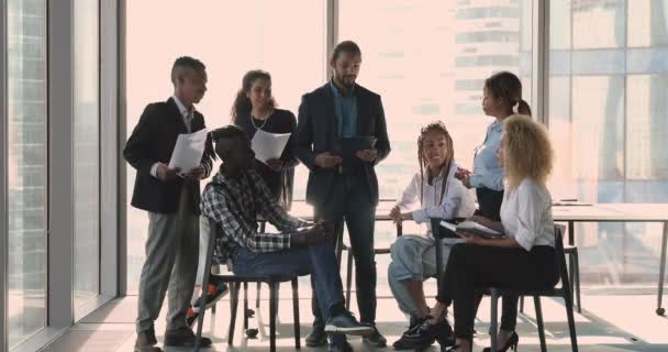 Líder de equipo africano y personal diverso participan en reunión de grupo — Vídeos de Stock