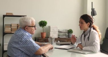 Mutlu 70 'lerin erkek emeklisi doktorla el sıkışıyor..