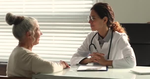 Профессиональный молодой врач консультирует зрелого пациента. — стоковое видео