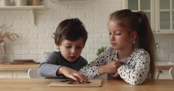Mały chłopiec i dziewczynka zabawy warcaby grać w domu — Wideo stockowe