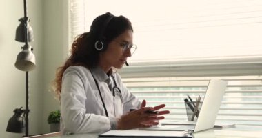 Profesyonel 35 'lik kadın doktor hastaya video görüşmesi yapıyor..