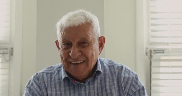 웃는 80 대 은퇴 한 남자가 비디오 통화를 즐기고 있습니다.. — 비디오