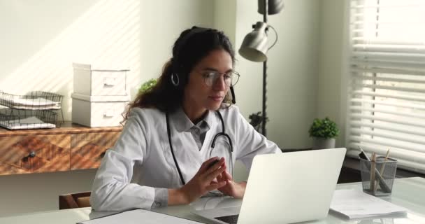 Εστιασμένη επαγγελματίας γενική ιατρός που κρατά βιντεοκλήση. — Αρχείο Βίντεο