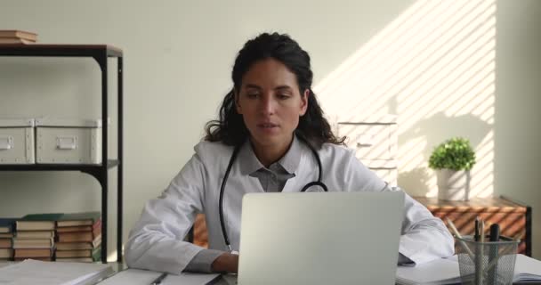행복하지 않은 젊은 여성 의사 노트북 화면을 보고 있는 모습. — 비디오