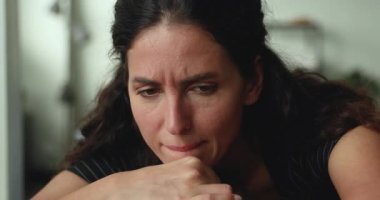 Kapalı kapılar ardında mutsuz hisseden genç bir kadın..