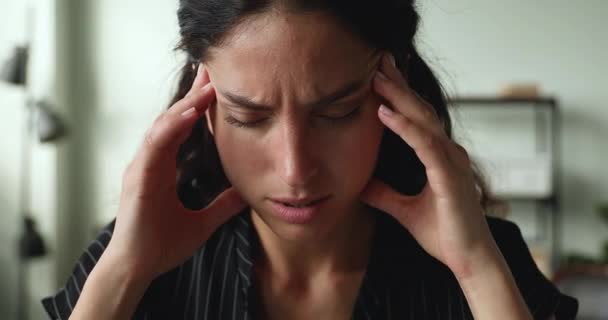 Close up milenar senhora insalubre com dor de cabeça grave. — Vídeo de Stock