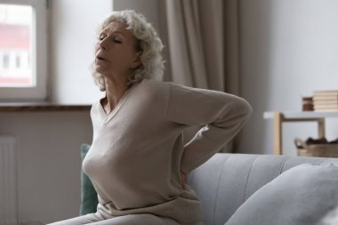 Hüsrana uğramış yaşlı kadın romatizma, radyöz iltihabı geçiriyor.