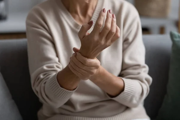 Ältere Frau mittleren Alters spürt Schmerzen am Handgelenk — Stockfoto