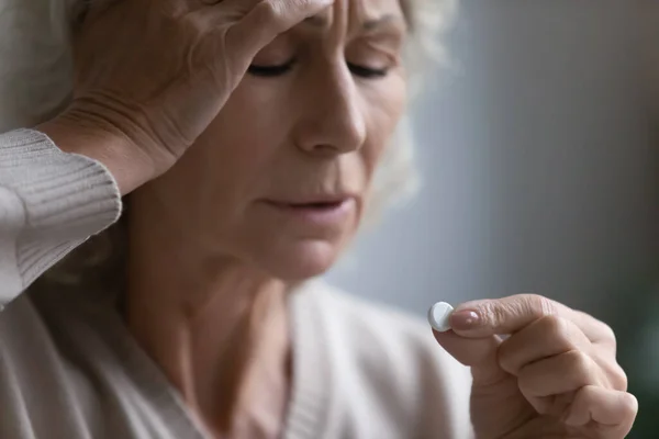Anziani frustrati anni 60 signora in possesso di una dose di pillole — Foto Stock