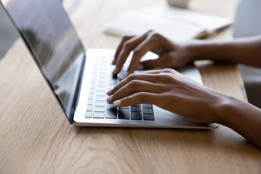 Dizüstü bilgisayarda yazan melez kadını kapat.