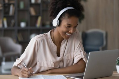 Laptopta gülümseyen milenyum melez kadın çalışması