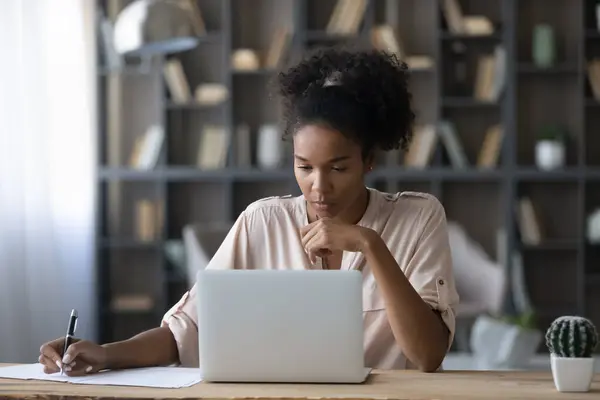 La donna afroamericana usa il computer che lavora online — Foto Stock