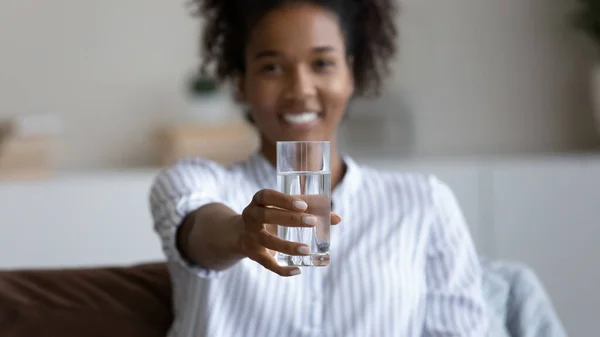 Mujer afroamericana recomienda agua para la hidratación corporal — Foto de Stock