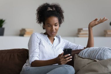 Akıllı telefondan çift ırklı kadın konuşması