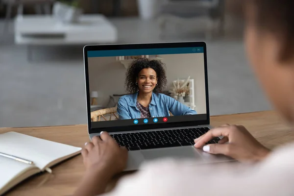 Biraciale vrouwen praten op video bellen op laptop — Stockfoto