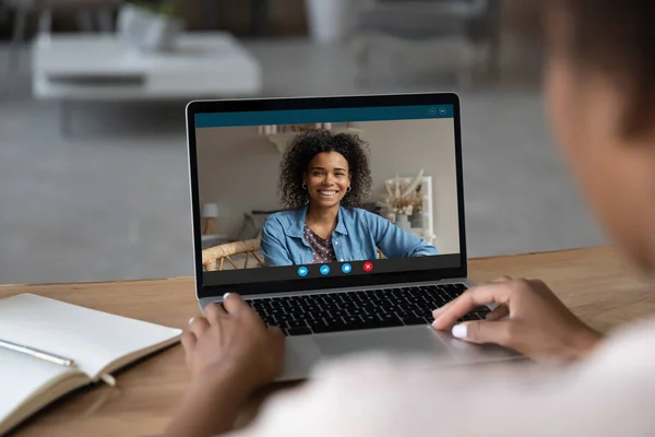 Birassische Frauen sprechen auf Videotelefon am Laptop — Stockfoto