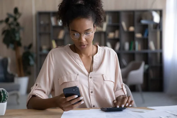 African American woman manage finances using cellphone — Stock Photo, Image