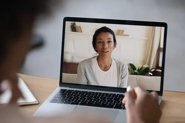 Mulher conversa em vídeo chamada com biracial colega feminina — Fotografia de Stock